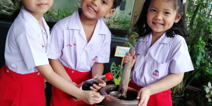 กิจกรรมส้มตำผักปลอดสารพิษของชั้นอนุบาล2